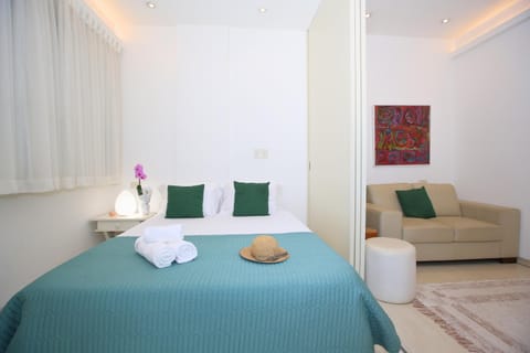 Property building, Facade/entrance, Bedroom