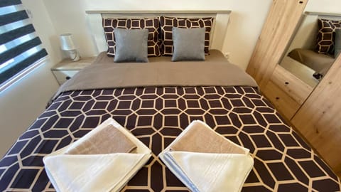 Bed, Bedroom, towels