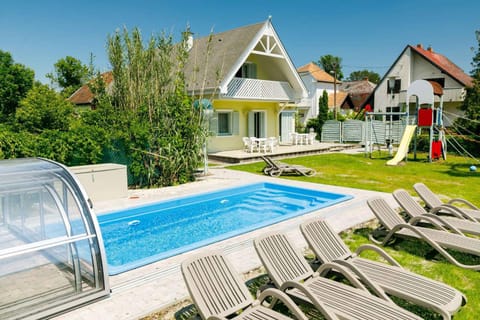 Property building, Summer, Swimming pool