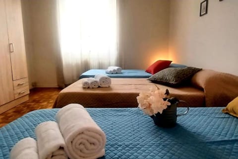 Bed, Living room, Photo of the whole room, Seating area, Bedroom, towels