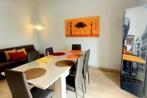 TV and multimedia, Kitchen or kitchenette, Living room, Seating area, Dining area