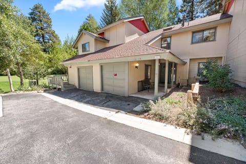Property building, Spring, Day, Summer, Garden, Street view