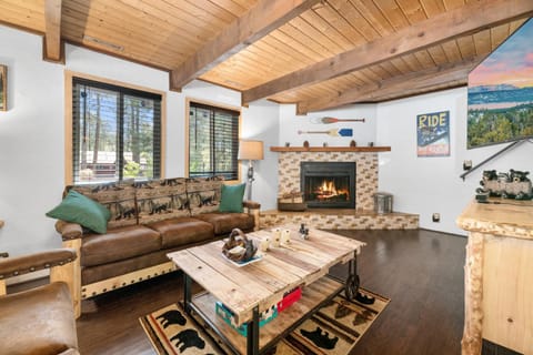 TV and multimedia, Living room, Seating area, flat iron