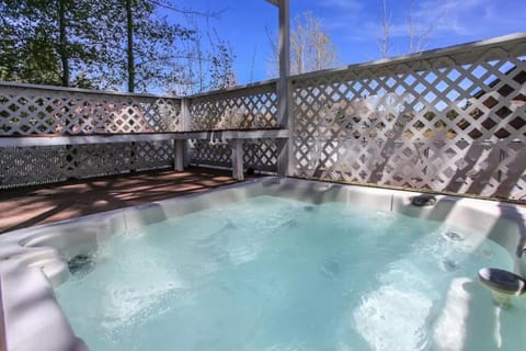 Patio, Day, Hot Tub