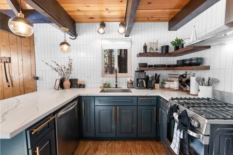 Coffee/tea facilities, Kitchen or kitchenette, dishwasher, pet friendly, stove