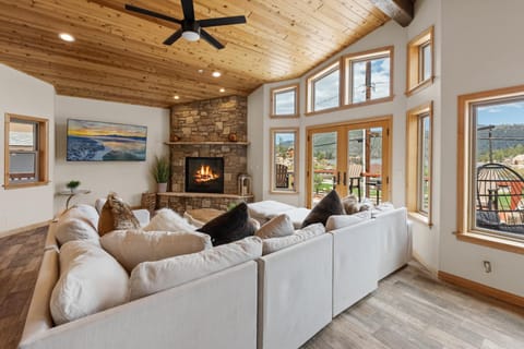 TV and multimedia, Living room, Seating area, Mountain view, fireplace, flat iron