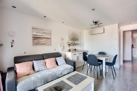 Bed, Living room, furniture