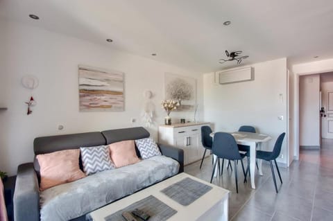 Bed, Living room, furniture