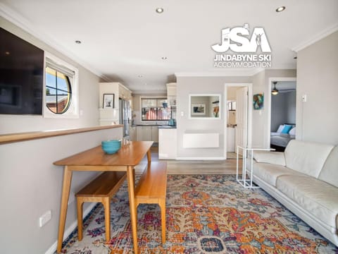 TV and multimedia, Kitchen or kitchenette, Living room, Seating area, Dining area