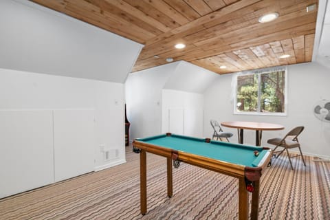 Game Room, Seating area