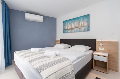 Bed, Bedroom, towels, air conditioner