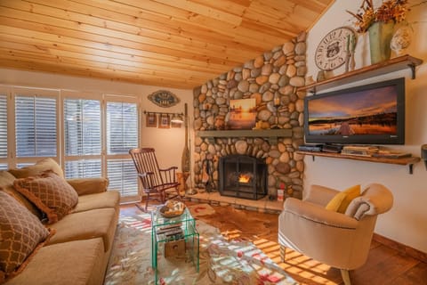 TV and multimedia, Living room, Seating area, flat iron