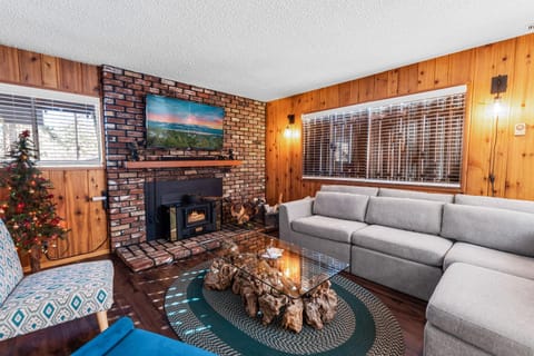 TV and multimedia, Living room, Seating area, flat iron