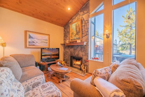 TV and multimedia, Living room, Seating area, flat iron