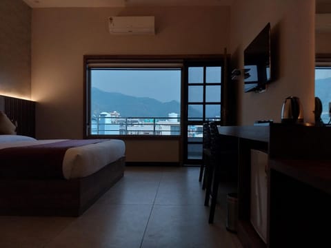 Bed, Natural landscape, TV and multimedia, Bedroom, Mountain view