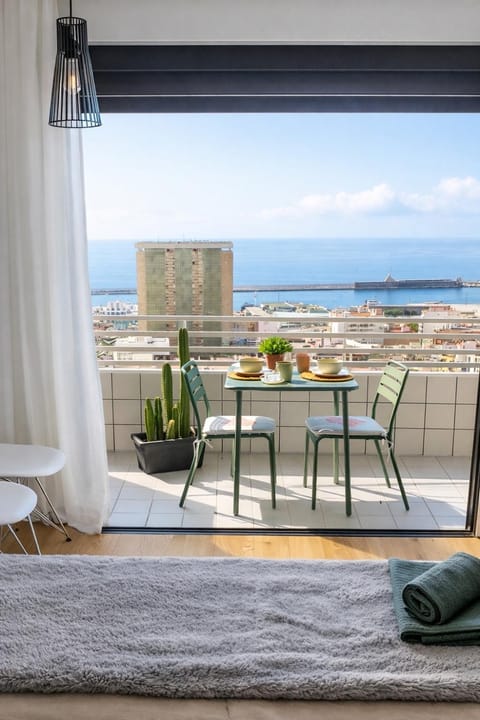 Bed, Day, View (from property/room), Balcony/Terrace, Living room, Photo of the whole room, Seating area, Dining area, Bedroom, City view, Sea view, towels