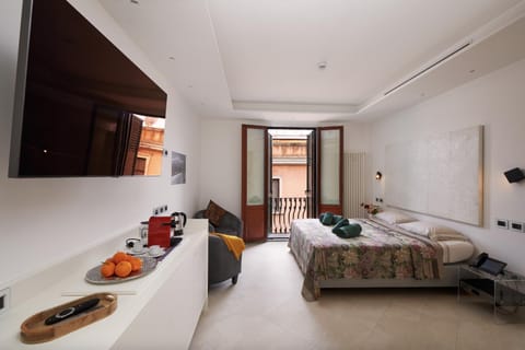Bed, TV and multimedia, Seating area, Bedroom