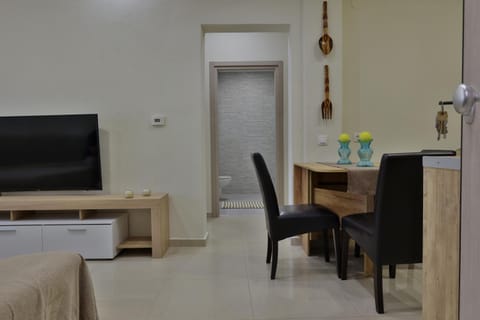 TV and multimedia, Kitchen or kitchenette, Living room, Dining area, Evening entertainment