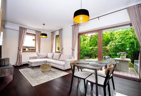 Patio, Day, Garden, View (from property/room), Balcony/Terrace, Living room, Seating area, Dining area, Garden view