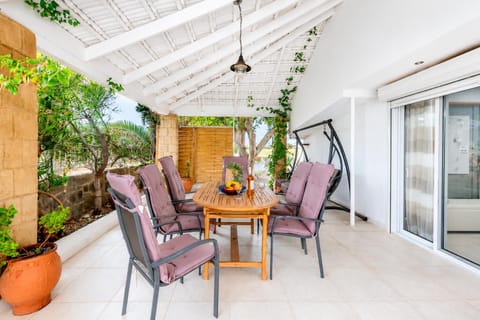 Patio, Garden, View (from property/room), Seating area, Dining area, Garden view