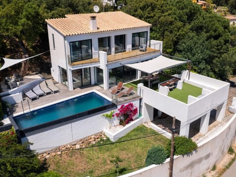 Property building, Day, Garden, Swimming pool, Swimming pool