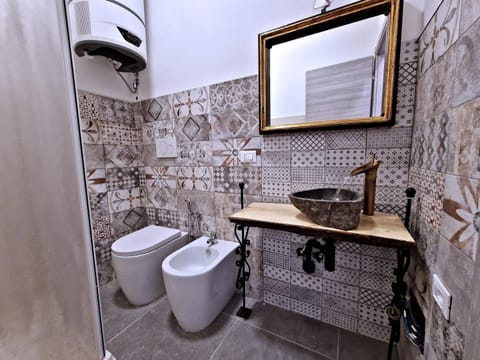 Shower, Toilet, Bathroom, bidet, towels