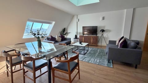 TV and multimedia, Living room, Seating area, Dining area