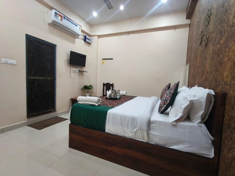 Bed, TV and multimedia, Photo of the whole room, Bedroom, fireplace, towels, air conditioner