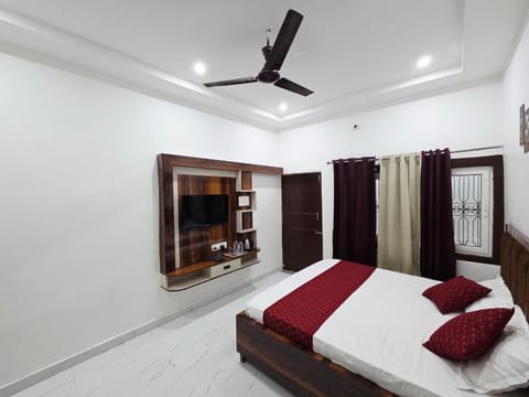 Communal lounge/ TV room, Bed, TV and multimedia, Photo of the whole room, Evening entertainment, Bedroom, fireplace, air conditioner