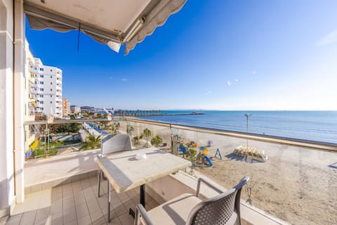 Day, Natural landscape, View (from property/room), Balcony/Terrace, Living room, Seating area, Dining area, Beach, Sea view, sunbed