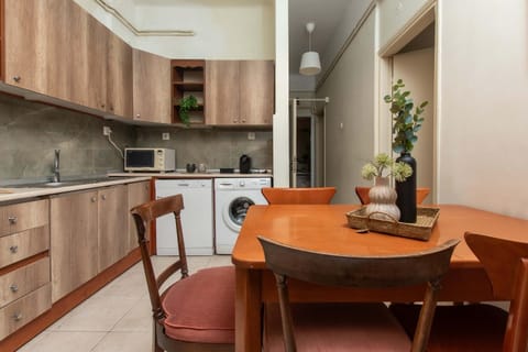 Kitchen or kitchenette, Dining area, stove