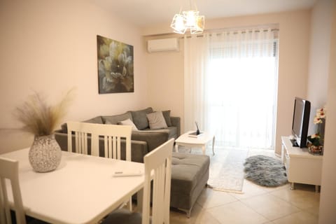 Bed, Seating area, Dining area, air conditioner