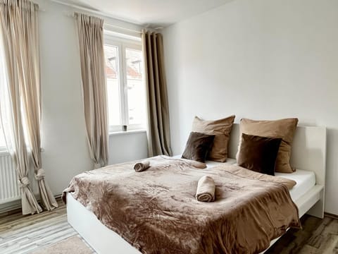 Bed, View (from property/room), View (from property/room), Bedroom