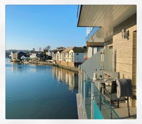 Property building, Natural landscape, Balcony/Terrace, River view