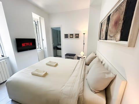 Bed, TV and multimedia, Photo of the whole room, Bedroom, towels