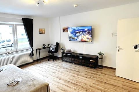 Bed, TV and multimedia, Photo of the whole room, Seating area, Bedroom, internet