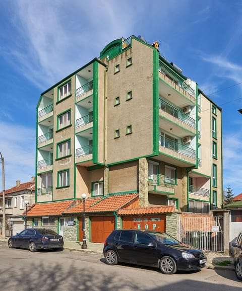 Property building, Day, Street view, Location