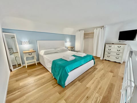 Bed, TV and multimedia, Bedroom, wardrobe