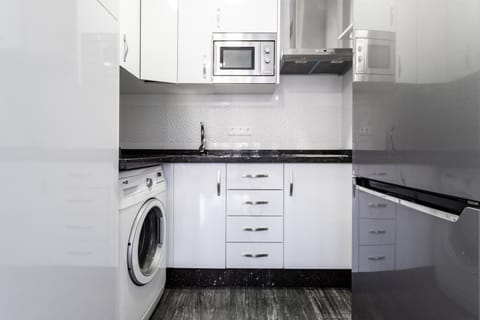 Kitchen or kitchenette, minibar, washing machine