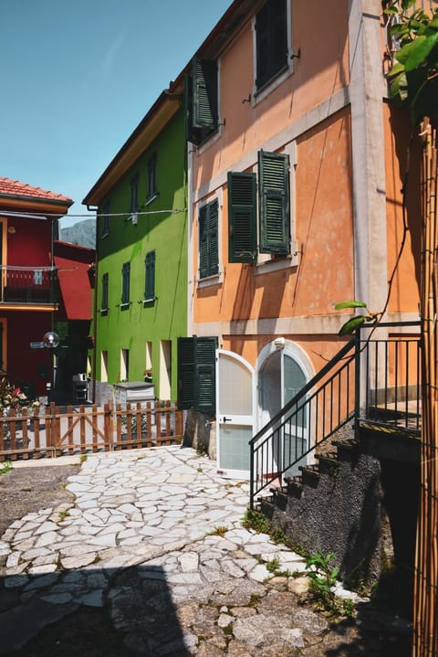 Property building, Day, Neighbourhood