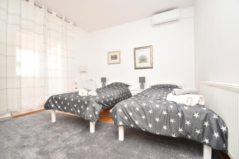 Bed, Bedroom, air conditioner