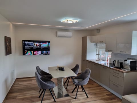 TV and multimedia, Coffee/tea facilities, Living room, Seating area, Dining area, air conditioner