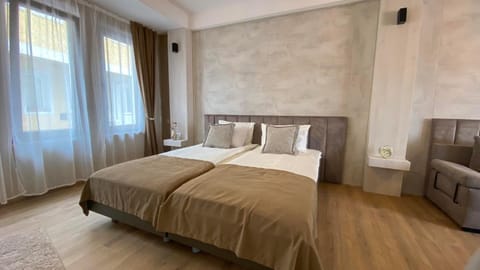 Bed, Photo of the whole room, Seating area, towels