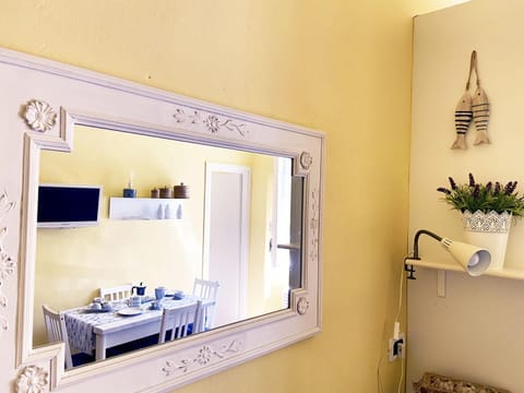 Photo of the whole room, Dining area