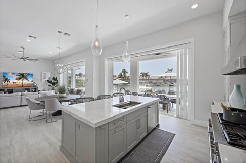 Waterfront home with pool, spa and kayaks/paddleboards House in Marco Island