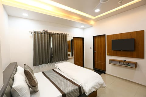 Bed, TV and multimedia, Bedroom, wardrobe