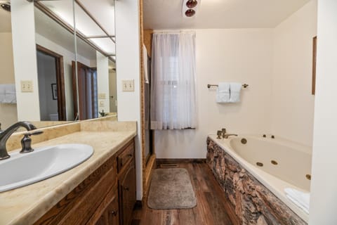 The Voges' Lake House - Amazing lake front house with a beautiful view and game room! House in Big Bear