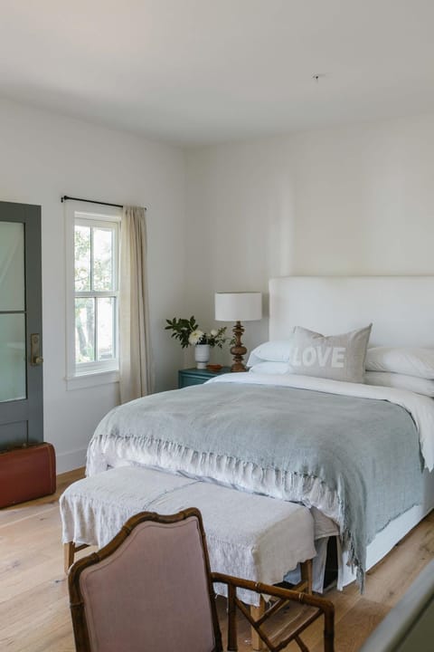 Bed, Seating area, Bedroom