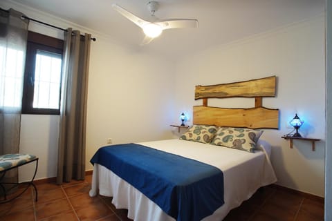 Bed, Photo of the whole room, Bedroom, fireplace