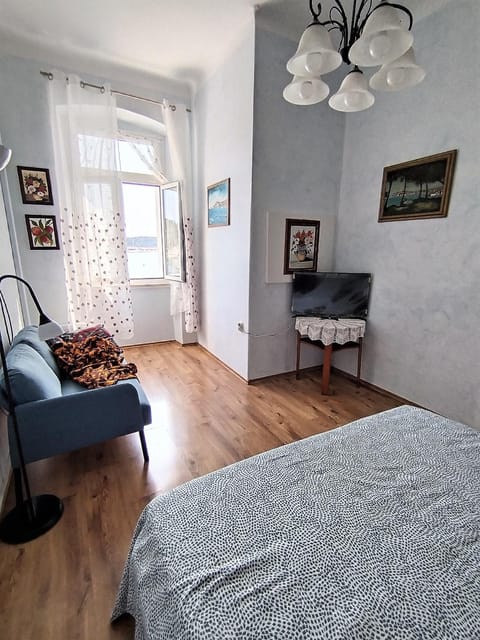 Bed, TV and multimedia, Living room, Bedroom